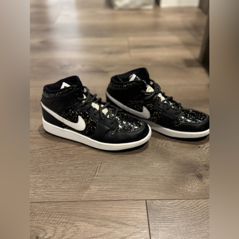 Grade School Nike Air Jordan 1 Mids “Black Glitter” Grade School Size 5.5